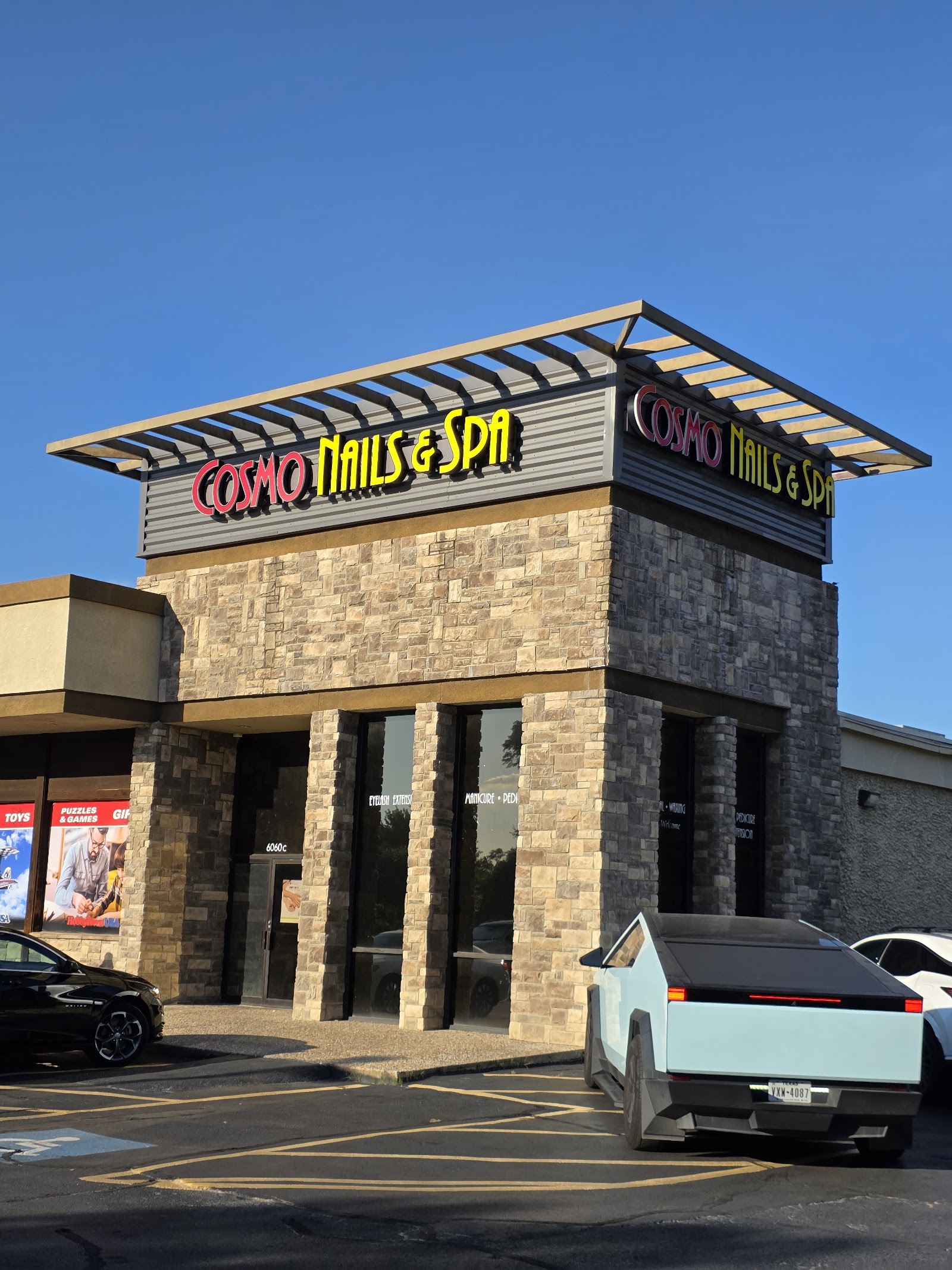 Cosmo Nails & Spa logo